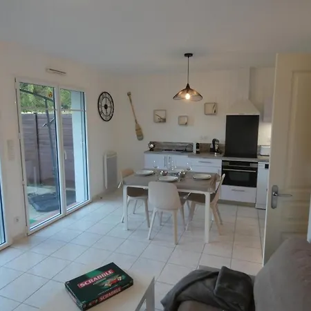 Prázdninový dům Maison A Avec Piscine, Wifi Et Parking, 4 Personnes - Fr-1-540-145